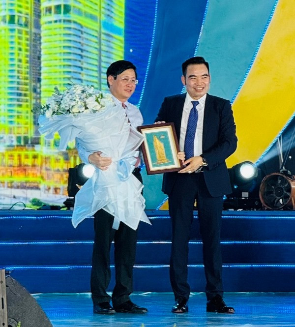 Ông Lê Ngọc Khánh - Phó Chủ tịch UBND tỉnh Bà Rịa-VũngTàu và ông Trần Văn Mười - Hội đồng quản trị Five Star Group trao tặng hoa lưu niệm tại Lễ động thổ tổ hợp căn hộ khách sạn 5 sao chuẩn quốc tế Five Star Odyssey và Five Star Poseidon (đường Thùy Vân, thành phố Vũng Tàu).