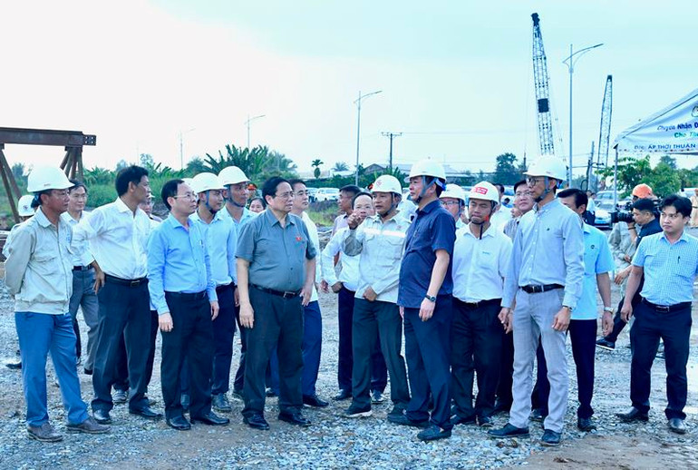 Thủ tướng Phạm Minh Chính thị sát công trường dự án tuyến đường cao tốc Châu Đốc-Cần Thơ-Sóc Trăng.