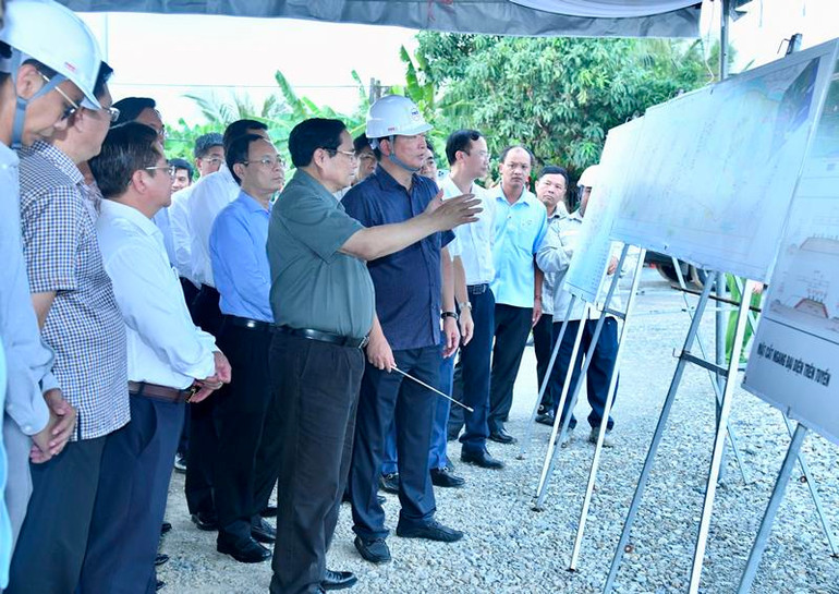 Thủ tướng Phạm Minh Chính chỉ đạo việc thi công dự án tuyến đường cao tốc Châu Đốc-Cần Thơ-Sóc Trăng