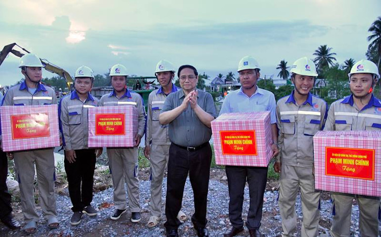 Thủ tướng Phạm Minh Chính tặng quà động viên cán bộ, công nhân đang thi công dự án kè chống sạt lở khẩn cấp sông Trà Nóc.