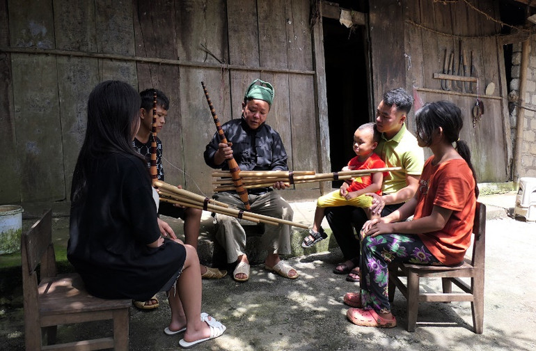 Tỉnh Hà Giang có gần 9.000 nghệ nhân dân gian, đây là lực lượng nòng cốt trực tiếp bảo tồn các giá trị văn hóa truyền thống tốt đẹp. (Trong ảnh: Ông Ma Dấu Páo, thôn Mỏ Sài, xã Thanh Vân, huyện Quản Bạ truyền dạy các điệu khèn cho thế hệ trẻ). Ảnh: Khánh Toàn. Tỉnh Hà Giang có gần 9.000 nghệ nhân dân gian, đây là lực lượng nòng cốt trực tiếp bảo tồn các giá trị văn hóa truyền thống tốt đẹp. (Trong ảnh: Ông Ma Dấu Páo, thôn Mỏ Sài, xã Thanh Vân, huyện Quản Bạ truyền dạy các điệu khèn cho thế hệ trẻ). Ảnh: Khánh Toàn.