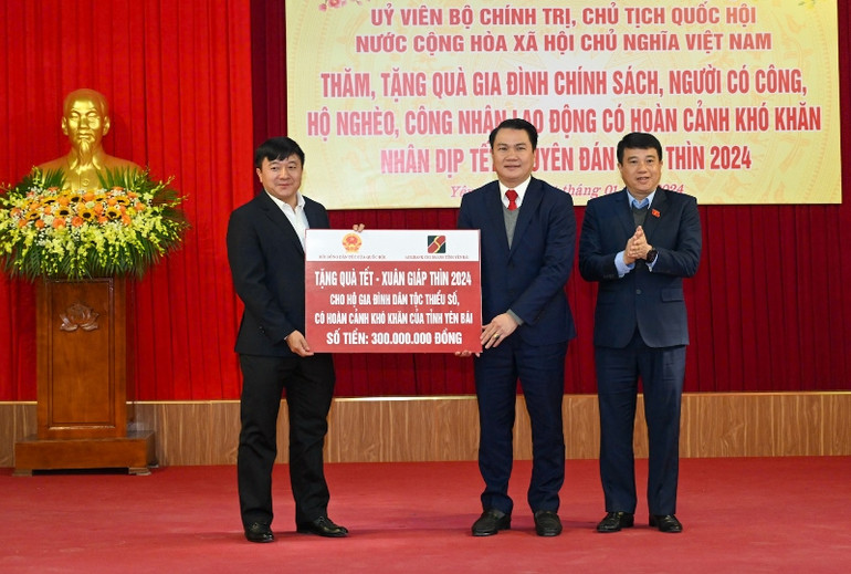 Chủ tịch Hội đồng Dân tộc Y Thanh Hà Niê Kđăm trao biểu trưng 300 triệu đồng cho đồng bào dân tộc thiểu số có hoàn cảnh khó khăn tỉnh Yên Bái. (Ảnh: DUY LINH)