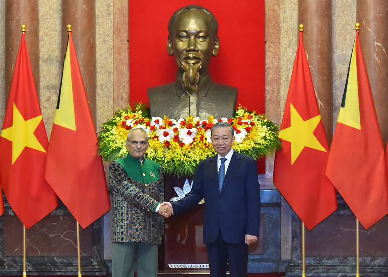 Chủ tịch nước Tô Lâm và Tổng thống nước Cộng hòa Dân chủ Timor Leste José Ramos-Horta chụp ảnh chung sau lễ đón.