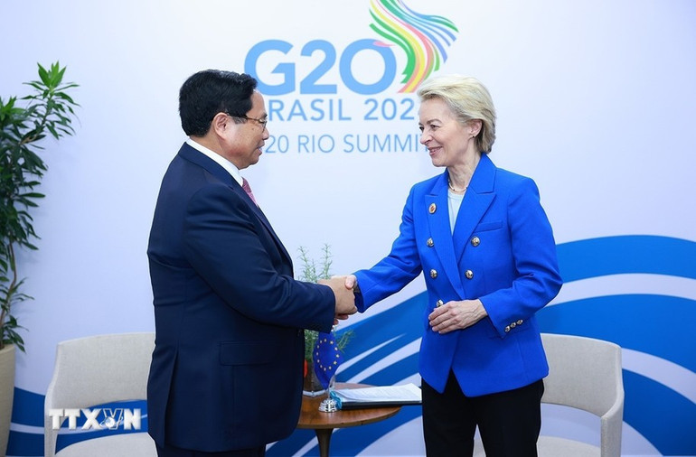 Thủ tướng Phạm Minh Chính gặp Chủ tịch Ủy ban châu Âu (EC) Ursula von der Leyen. Thủ tướng Phạm Minh Chính gặp Chủ tịch Ủy ban châu Âu (EC) Ursula von der Leyen.