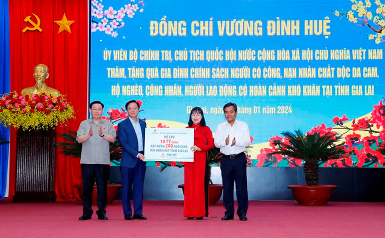 Chủ tịch Quốc hội Vương Đình Huệ và lãnh đạo tỉnh Gia Lai chứng kiến lãnh đạo Tập đoàn Dầu khí Việt Nam trao biển tượng trưng số tiền 10 tỷ đồng để xây dựng 200 căn nhà Đại đoàn kết tặng nhân dân địa phương.