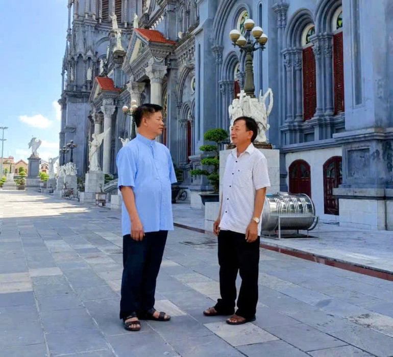 Đồng chí Nguyễn Xuân Tụy (bên phải), Phó Hội đồng mục vụ Giáo xứ Vân Trường (huyện Tiền Hải, tỉnh Thái Bình) thường xuyên trao đổi với Linh mục chánh xứ Bắc Trạch về các hoạt động đồng hành với chính quyền địa phương. (Ảnh: Mai Tú)