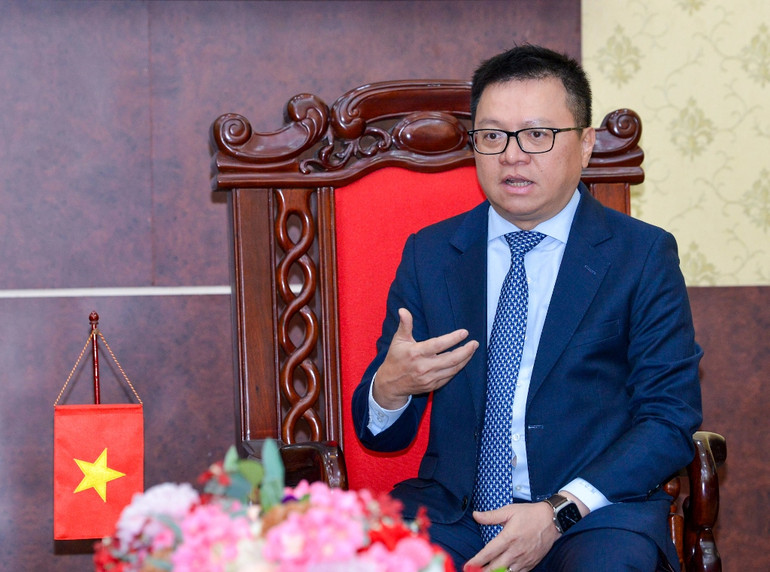Tổng Biên tập Báo Nhân Dân Lê Quốc Minh phát biểu tại buổi tiếp.