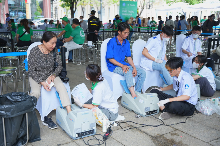 Người dân được đo loãng xương tại chương trình. Ảnh Hiền Hà