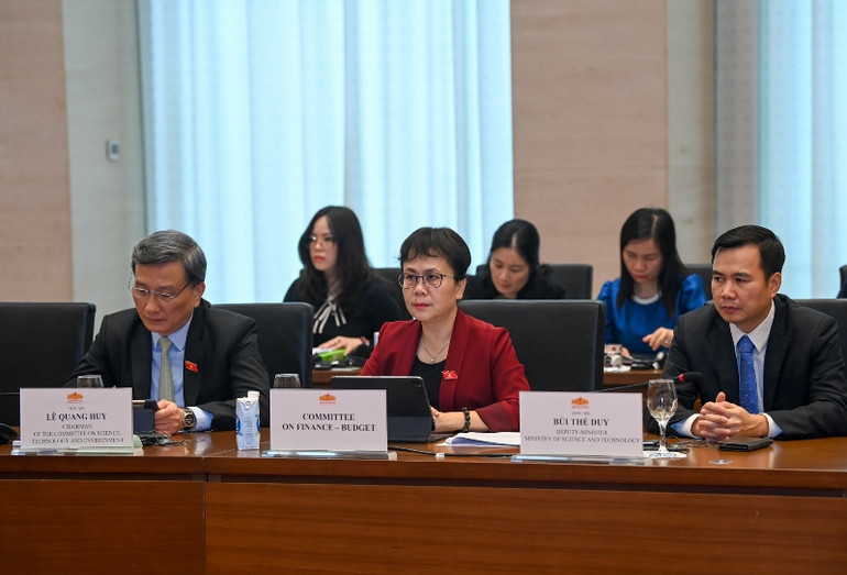 Lãnh đạo các Ủy ban của Quốc hội và các bộ, ngành cùng các đại biểu dự cuộc làm việc. (Ảnh: DUY LINH)