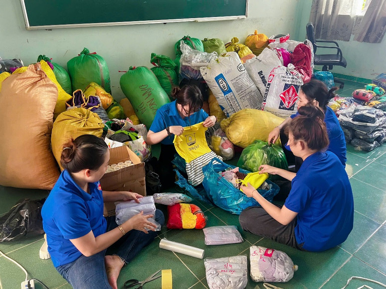 Tuổi trẻ Cà Mau kiểm đếm, phân loại hàng cứu trợ đồng bào bị bão, lũ phía bắc. (Ảnh: Hữu Tùng)
