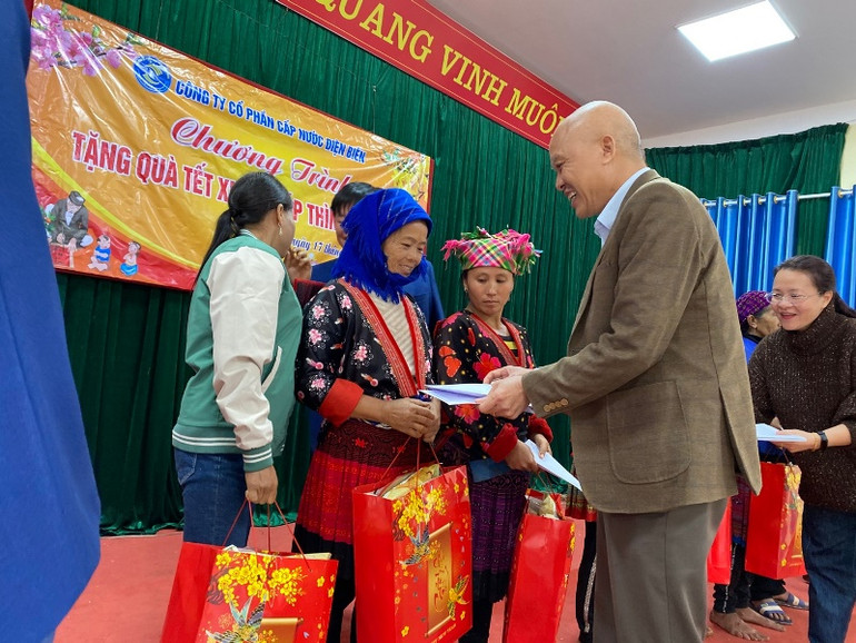 Lãnh đạo Công ty Cổ phần cấp nước Điện Biên trao quà Tết tặng hộ nghèo xã Nậm Tin, huyện Nậm Pồ, tỉnh Điện Biên. Ảnh: Lê Lan Lãnh đạo Công ty Cổ phần cấp nước Điện Biên trao quà Tết tặng hộ nghèo xã Nậm Tin, huyện Nậm Pồ, tỉnh Điện Biên. Ảnh: Lê Lan