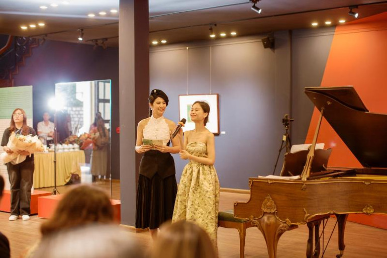 Pianist Trần Lê Bảo Quyên xúc động chia sẻ cảm xúc tại buổi khai mạc triển lãm.
