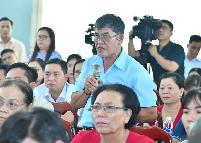 Đại diện cử tri quận Ô Môn phát biểu ý kiến nghị tại hội nghị.