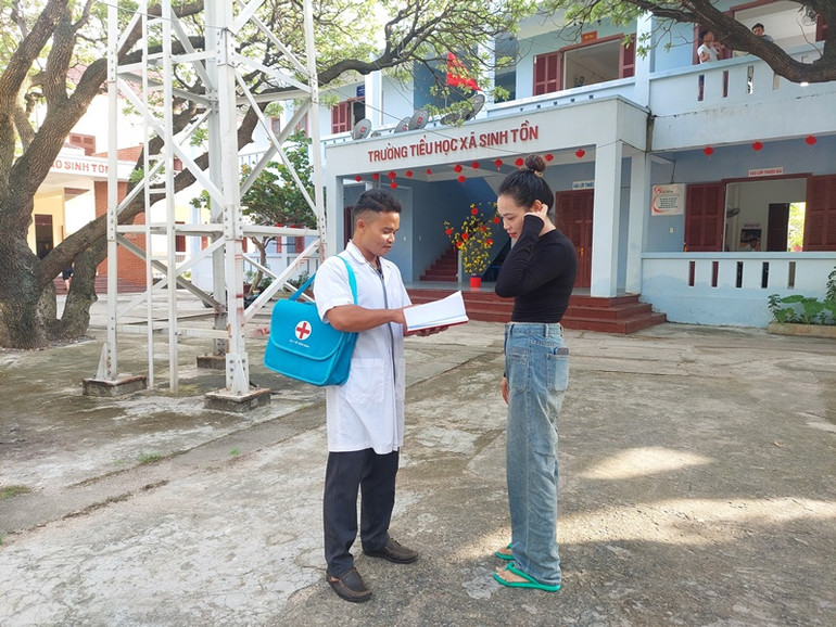 Y sĩ Bo Bo Ngọc Tùng tích cực hướng dẫn người dân xã đảo bảo vệ sức khỏe. Y sĩ Bo Bo Ngọc Tùng tích cực hướng dẫn người dân xã đảo bảo vệ sức khỏe.