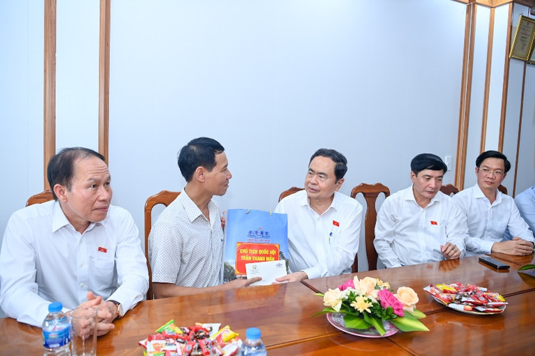 Chủ tịch Quốc hội Trần Thanh Mẫn tặng quà cho thương binh Trần Văn Tuấn tại huyện Thủy Nguyên. (Ảnh Duy Linh)