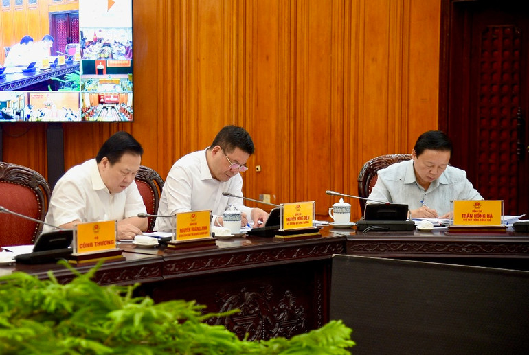 Phó Thủ tướng Trần Hồng Hà và lãnh đạo các bộ, ban, ngành tham dự cuộc họp.