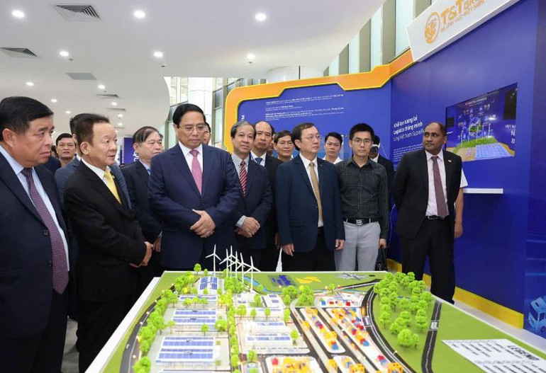 Thủ tướng Chính phủ tham quan khu vực triển lãm của Việt Nam SuperPort™.