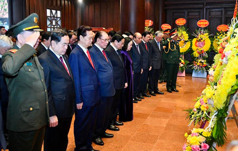 Các đồng chí lãnh đạo, nguyên lãnh đạo Đảng, Nhà nước dành một phút tưởng niệm các Anh hùng, liệt sĩ. (Ảnh: Thanh Giang)