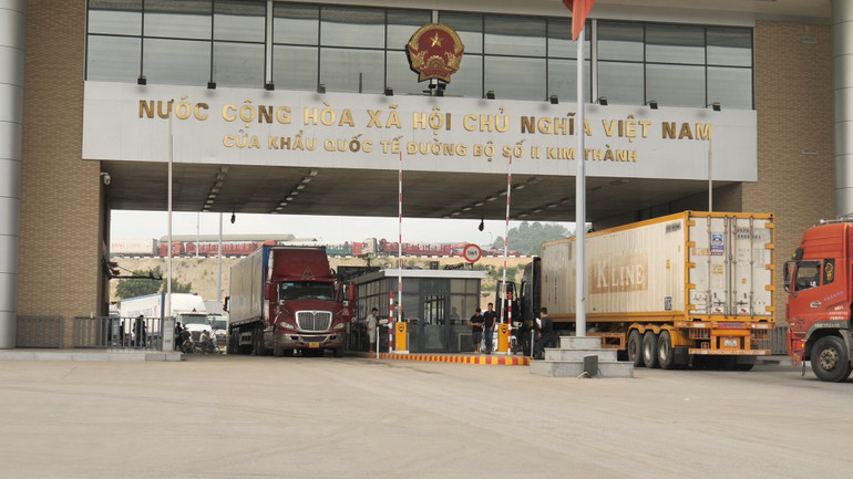 Hoạt động xuất nhập hàng hóa tại Cửa khẩu Quốc tế đường bộ số 2 Kim Thành (Lào Cai). (Ảnh: Thành Tâm)
