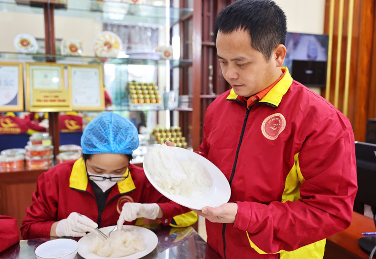 Anh Đinh Văn Thuận (người bên phải) kiểm tra sản phẩm từ tổ yến. (Ảnh: Trường Huy)