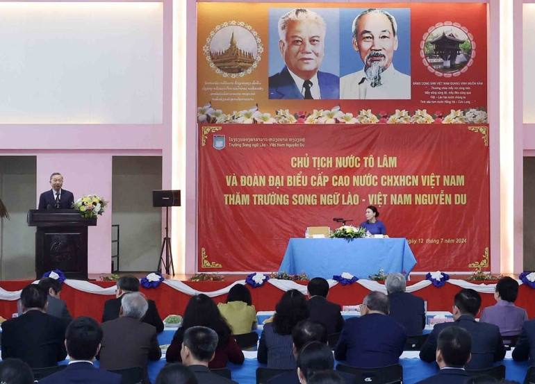 Chủ tịch nước Tô Lâm phát biểu động viên, chúc mừng các thành tích của thầy cô giáo và học sinh Trường song ngữ Lào-Việt Nam. Ảnh: Nhan Sáng-TTXVN