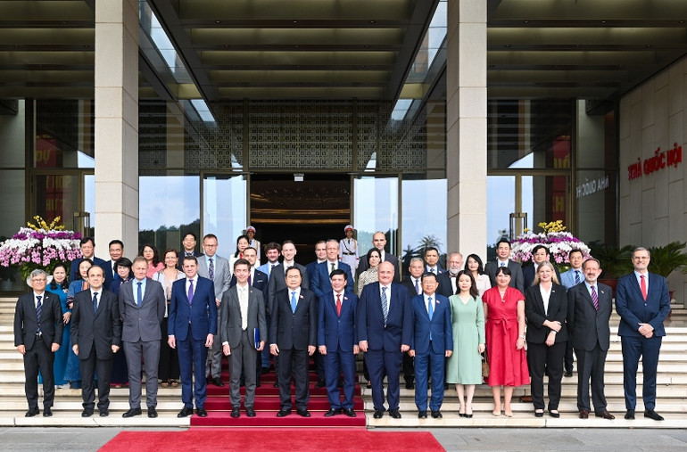 Chủ tịch Quốc hội Trần Thanh Mẫn chụp ảnh lưu niệm với Đại sứ EU và Đại sứ, Đại biện các nước thành viên EU. (Ảnh: Duy Linh) Chủ tịch Quốc hội Trần Thanh Mẫn chụp ảnh lưu niệm với Đại sứ EU và Đại sứ, Đại biện các nước thành viên EU. (Ảnh: Duy Linh)