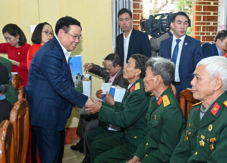 Chủ tịch Quốc hội Vương Đình Huệ tặng quà cho các gia đình chính sách, người có công, hộ nghèo, công nhân, người lao động có hoàn cảnh khó khăn và nạn nhân chất độc da cam tại chương trình. (Ảnh: DUY LINH)