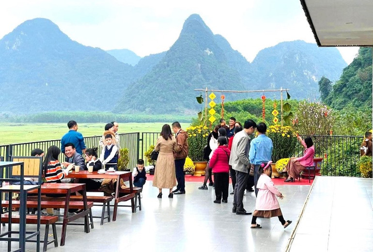 Trong kỳ nghỉ Tết Giáp Thìn, Làng du lịch Tân Hóa đón hàng trăm khách đến tham quan, du xuân mỗi ngày. Ảnh: Hương Giang.