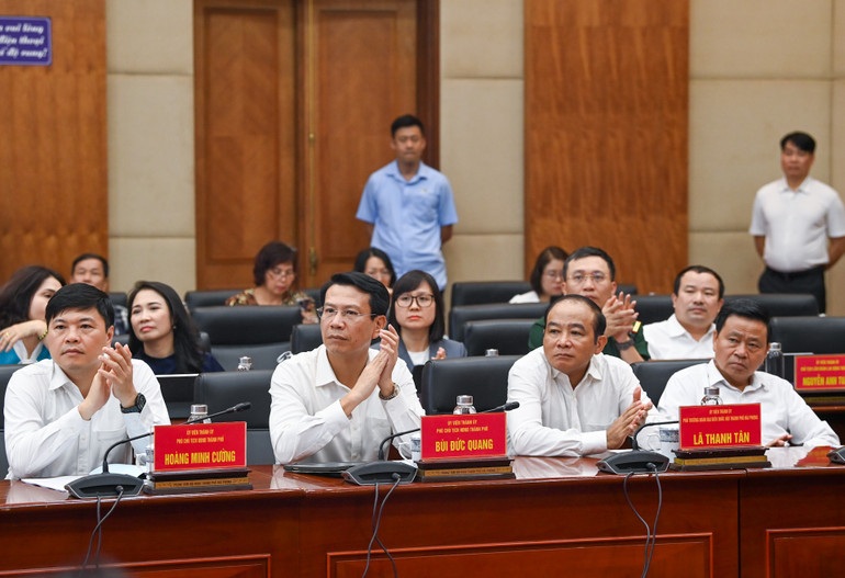 Các đồng chí lãnh đạo thành phố Hải Phòng dự buổi làm việc.