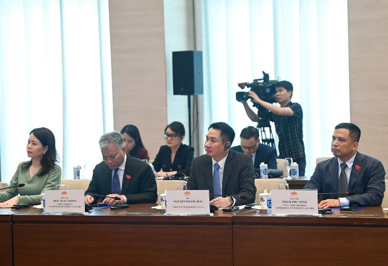 Lãnh đạo các Ủy ban của Quốc hội, Bộ Ngoại giao và các đại biểu dự cuộc tiếp. (Ảnh Duy Linh) Lãnh đạo các Ủy ban của Quốc hội, Bộ Ngoại giao và các đại biểu dự cuộc tiếp. (Ảnh Duy Linh)