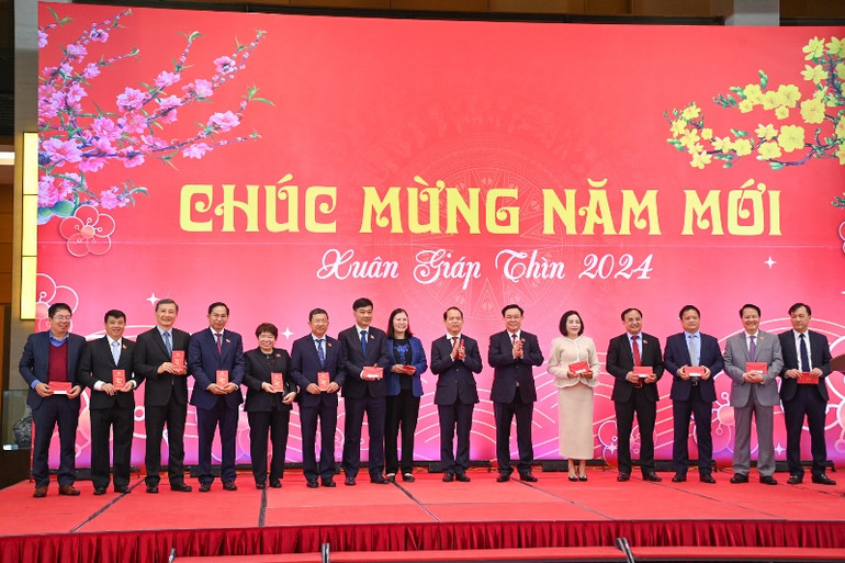 Chủ tịch Quốc hội Vương Đình Huệ tặng quà Tết cho đại diện các Ủy ban của Quốc hội. (Ảnh: DUY LINH)