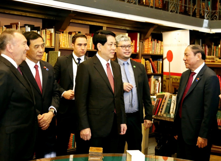 Chủ tịch nước Lương Cường thăm thư viện tại tòa nhà Nghị viện Chile.