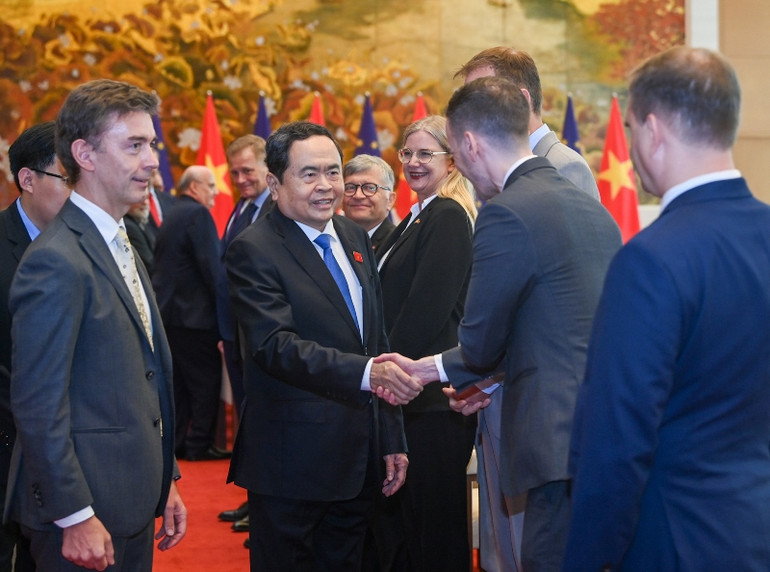 Chủ tịch Quốc hội Trần Thanh Mẫn với các Đại sứ EU và Đại sứ, Đại biện các nước thành viên EU. (Ảnh: Duy Linh) Chủ tịch Quốc hội Trần Thanh Mẫn với các Đại sứ EU và Đại sứ, Đại biện các nước thành viên EU. (Ảnh: Duy Linh)