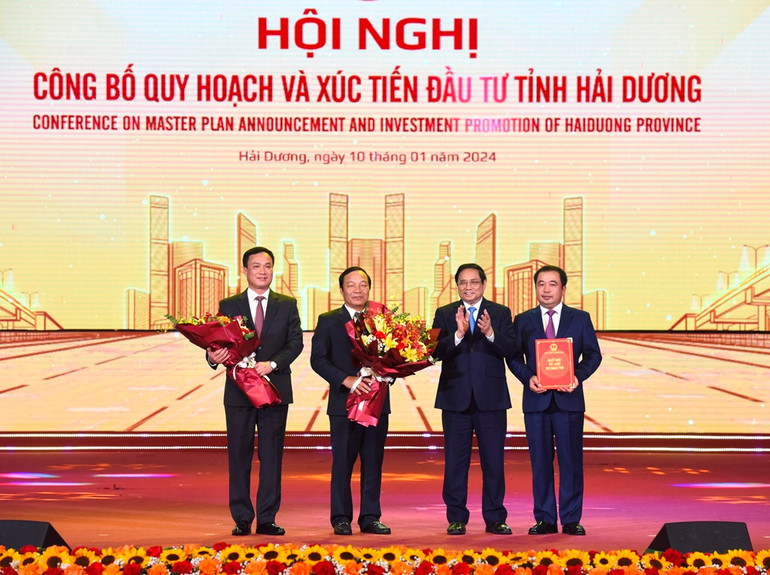 Thủ tướng Phạm Minh Chính trao Quyết định công bố quy hoạch tỉnh Hải Dương cho lãnh đạo tỉnh Hải Dương. Thủ tướng Phạm Minh Chính trao Quyết định công bố quy hoạch tỉnh Hải Dương cho lãnh đạo tỉnh Hải Dương.
