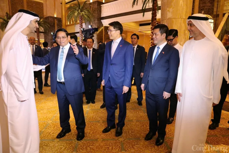 Thủ tướng Phạm Minh Chính trao đổi với Quốc vụ khanh phụ trách ngoại thương của Bộ Kinh tế, Bộ trưởng chuyên trách về thu hút nhân tài của UAE Thani bin Ahmed Al Zeyoudi bên lề sự kiện ra mắt thương hiệu ô tô của Vinfast