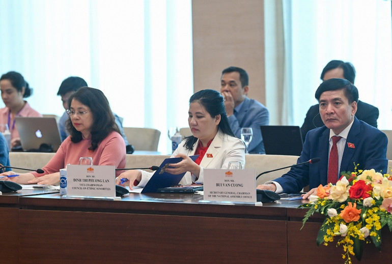 Tổng Thư ký, Chủ nhiệm Văn phòng Quốc hội Bùi Văn Cường và các đại biểu Việt Nam dự cuộc tiếp.