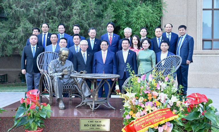 Thủ tướng Phạm Minh Chính và các đồng chí lãnh đạo chụp ảnh lưu niệm bên Tượng đài Chủ tịch Hồ Chí Minh trong khuôn viên Đại sứ quán Việt Nam tại Trung Quốc. Thủ tướng Phạm Minh Chính và các đồng chí lãnh đạo chụp ảnh lưu niệm bên Tượng đài Chủ tịch Hồ Chí Minh trong khuôn viên Đại sứ quán Việt Nam tại Trung Quốc.