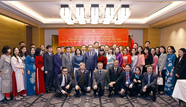 Chủ tịch Quốc hội Trần Thanh Mẫn với cán bộ, nhân viên Đại sứ quán Việt Nam tại Nhật Bản. (Ảnh: Doãn Tấn – TTXVN)