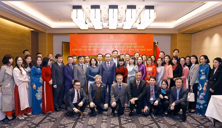 Chủ tịch Quốc hội Trần Thanh Mẫn với cán bộ, nhân viên Đại sứ quán Việt Nam tại Nhật Bản. (Ảnh: Doãn Tấn – TTXVN)