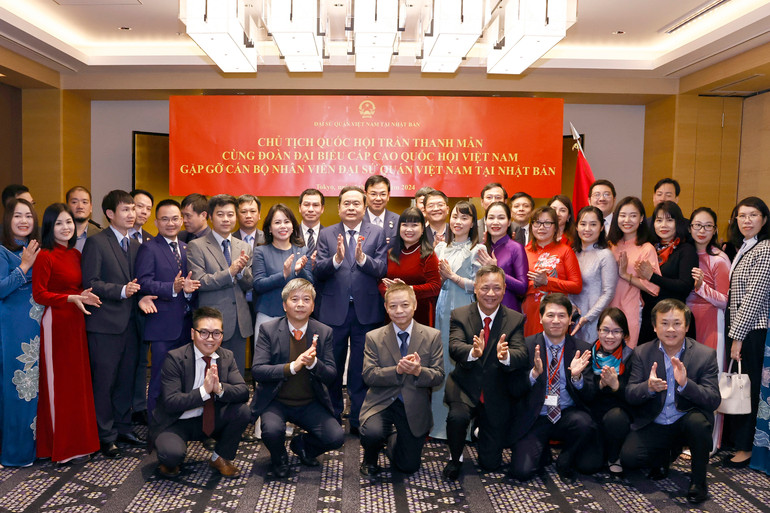 Chủ tịch Quốc hội Trần Thanh Mẫn với cán bộ, nhân viên Đại sứ quán Việt Nam tại Nhật Bản. (Ảnh: Doãn Tấn – TTXVN)