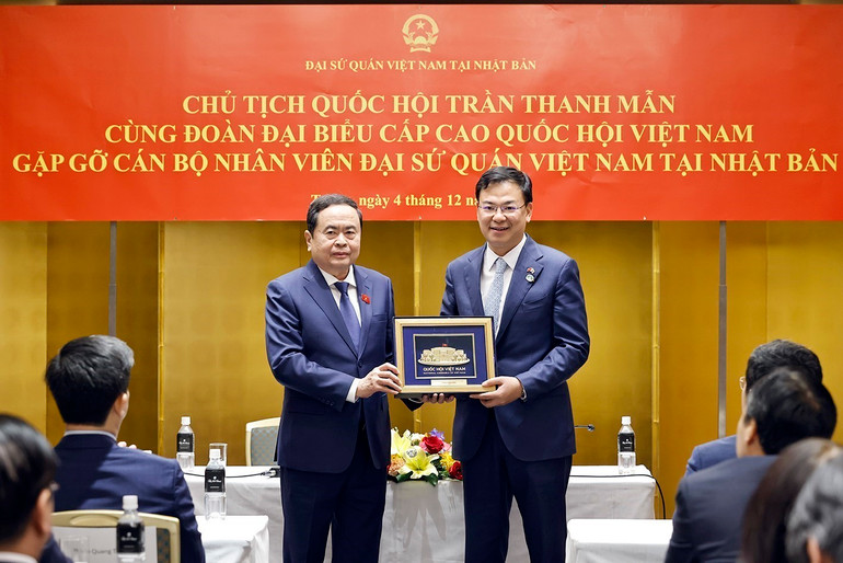 Chủ tịch Quốc hội Trần Thanh Mẫn tặng quà Đại sứ quán Việt Nam tại Nhật Bản. (Ảnh: Doãn Tấn – TTXVN)