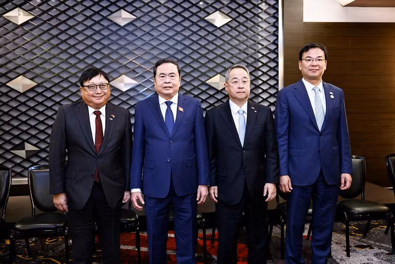 Chủ tịch Quốc hội Trần Thanh Mẫn làm việc với 2 Đồng Chủ tịch Ủy ban Kinh tế Nhật-Việt Keidanren. (Ảnh: Doãn Tấn - TTXVN)