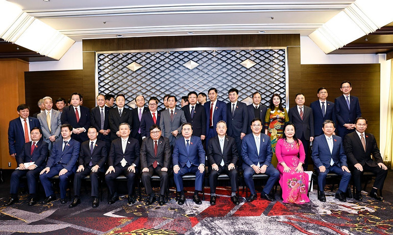 Chủ tịch Quốc hội Trần Thanh Mẫn với đại biểu. (Ảnh: Doãn Tấn - TTXVN)