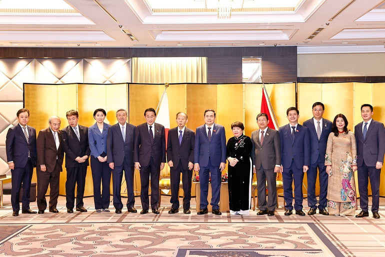 Chủ tịch Quốc hội Trần Thanh Mẫn và Chủ tịch Liên minh Nghị sĩ hữu nghị Nhật-Việt Nikai Toshihiro với các đại biểu. (Ảnh: Doãn Tấn – TTXVN)