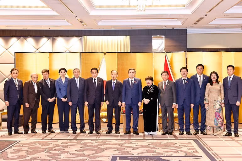 Chủ tịch Quốc hội Trần Thanh Mẫn và Chủ tịch Liên minh Nghị sĩ hữu nghị Nhật-Việt Nikai Toshihiro với các đại biểu. (Ảnh: Doãn Tấn – TTXVN)