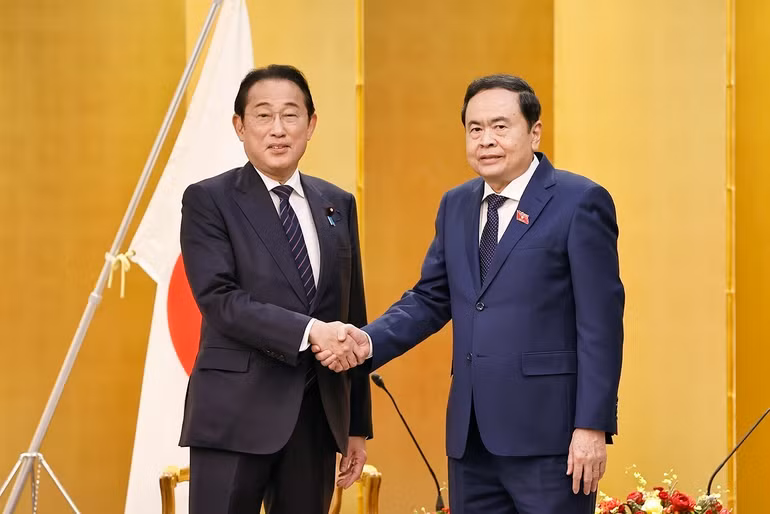 Chủ tịch Quốc hội Trần Thanh Mẫn với cựu Thủ tướng Nhật Bản Kishida Fumio. (Ảnh: Doãn Tấn – TTXVN)