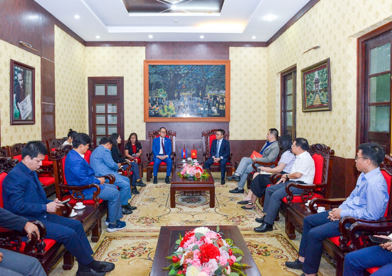 Quang cảnh buổi tiếp tại Trụ sở Bộ Biên tập Báo Nhân Dân.