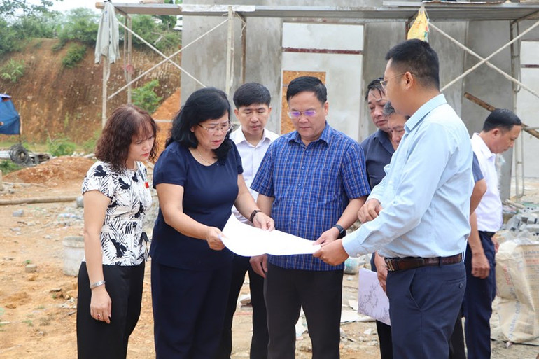 Các đồng chí lãnh đạo Hội đồng nhân dân tỉnh và lãnh đạo Huyện ủy, Ủy ban nhân dân huyện Mường Ảng kiểm tra tiến độ thực hiện các chính sách hỗ trợ sản xuất, đời sống cho hộ nghèo, đồng bào dân tộc thiểu số tại Mường Ảng.