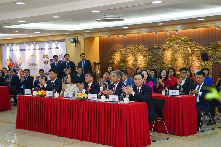 Chủ tịch Quốc hội Vương Đình Huệ và các đại biểu thăm, chúc Tết Ngân hàng Hợp tác xã Việt Nam. (Ảnh: DUY LINH)