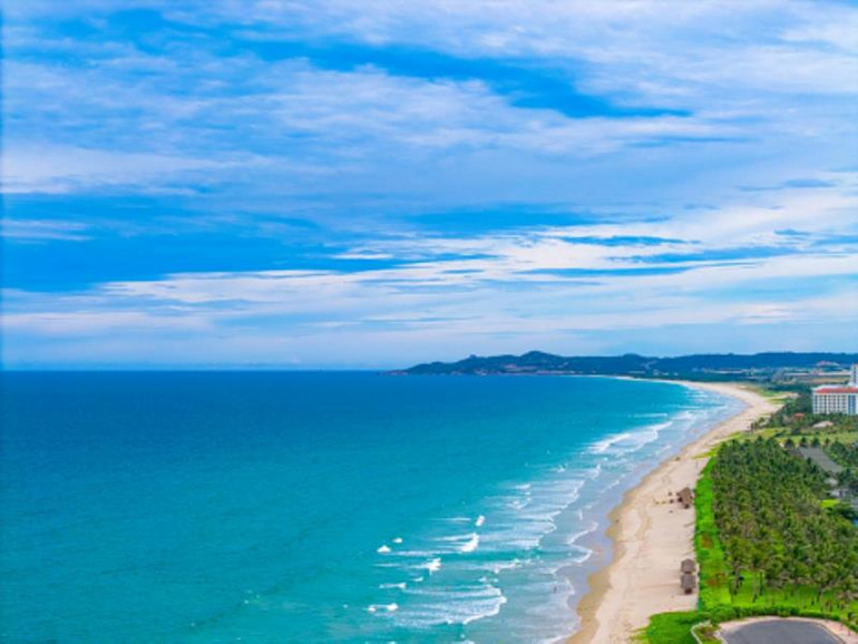 Bãi Dài, Cam Ranh với bờ cát trắng mịn màng cùng biển 3 màu nước cực hiếm ở Việt Nam. (Ảnh: Alex Phạm) Bãi Dài, Cam Ranh với bờ cát trắng mịn màng cùng biển 3 màu nước cực hiếm ở Việt Nam. (Ảnh: Alex Phạm)